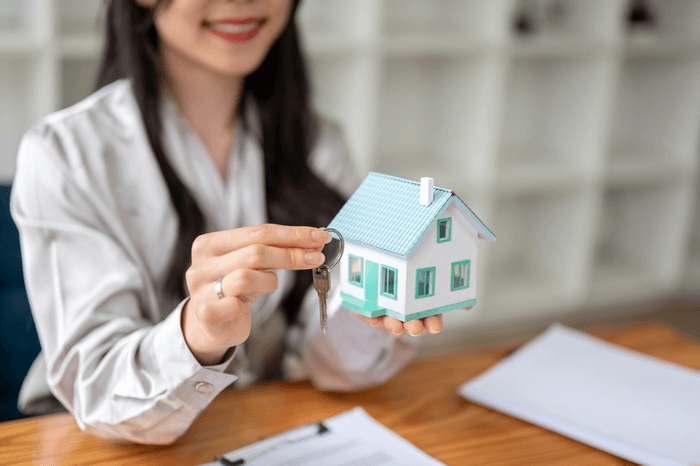 Điều kiện vay ngân hàng xây nhà bao gồm điều kiện thân nhân, điều kiện tài chính và uy tín cá nhân