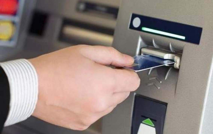 Rút tiền mặt tại ATM là một trong những chức năng tiện ích của thẻ tín dụng