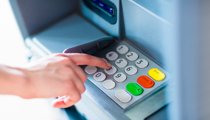 Cần đọc kỹ thông báo khi giao dịch rút tiền tại máy ATM