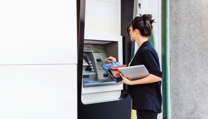 Nên lựa chọn rút tiền tại các ATM khu vực đông dân cư hoặc có bảo vệ trông coi
