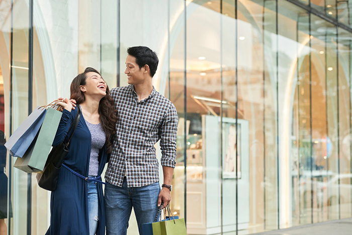 Khi mua sắm bằng thẻ tín dụng, khách hàng sẽ được hưởng nhiều ưu đãi giảm giá từ phía ngân hàng giúp tiết kiệm chi phí và tiêu dùng thông thái