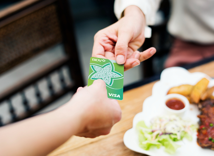 Thẻ tín dụng BIDV Visa Easy là trợ thủ đắc lực giúp khách hàng giao dịch hàng ngày nhanh chóng, dễ dàng, giúp nâng tầm trải nghiệm sống