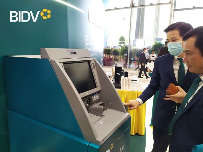 Rút tiền mặt từ thẻ tín dụng được thực hiện nhanh chóng qua cây ATM